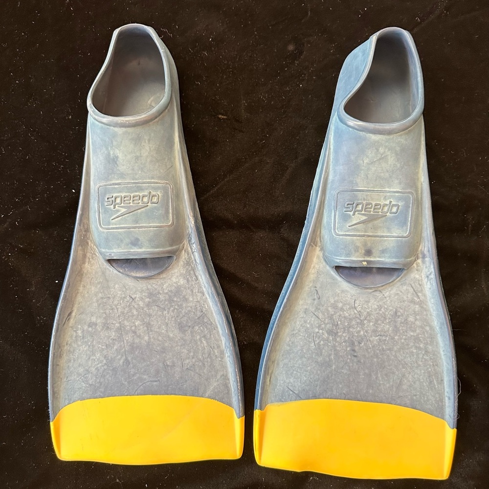 Speedo rubber swim fins. Size small.